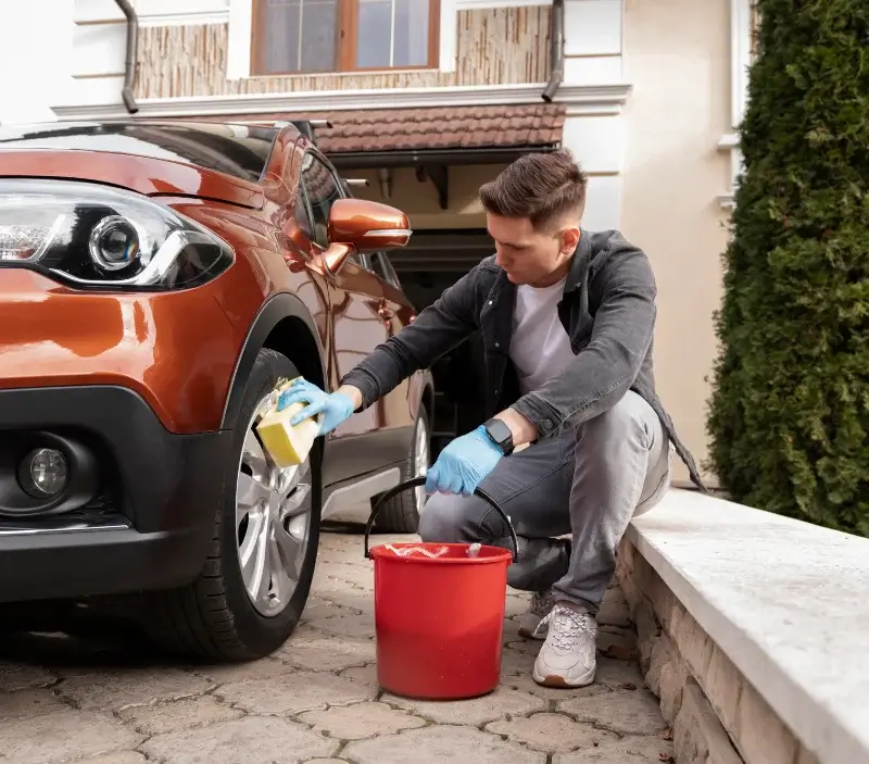 Lavage auto à domicile Laval-sur-Vologne : professionnel intervenant sur un véhicule